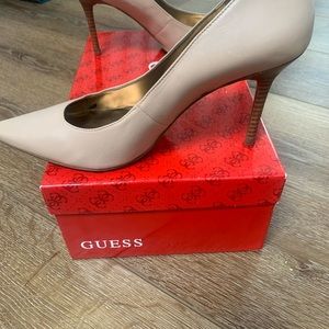 Guess nude pumps